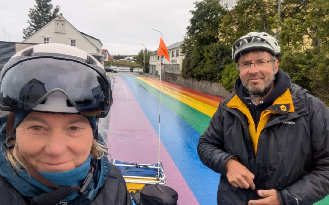 Grau, Grün und grosse Schiffe: Unterwegs nach Akureyri